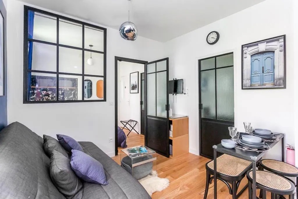 C Cozy Batignolles Apt, Metro Right At Your Doorstep 파리